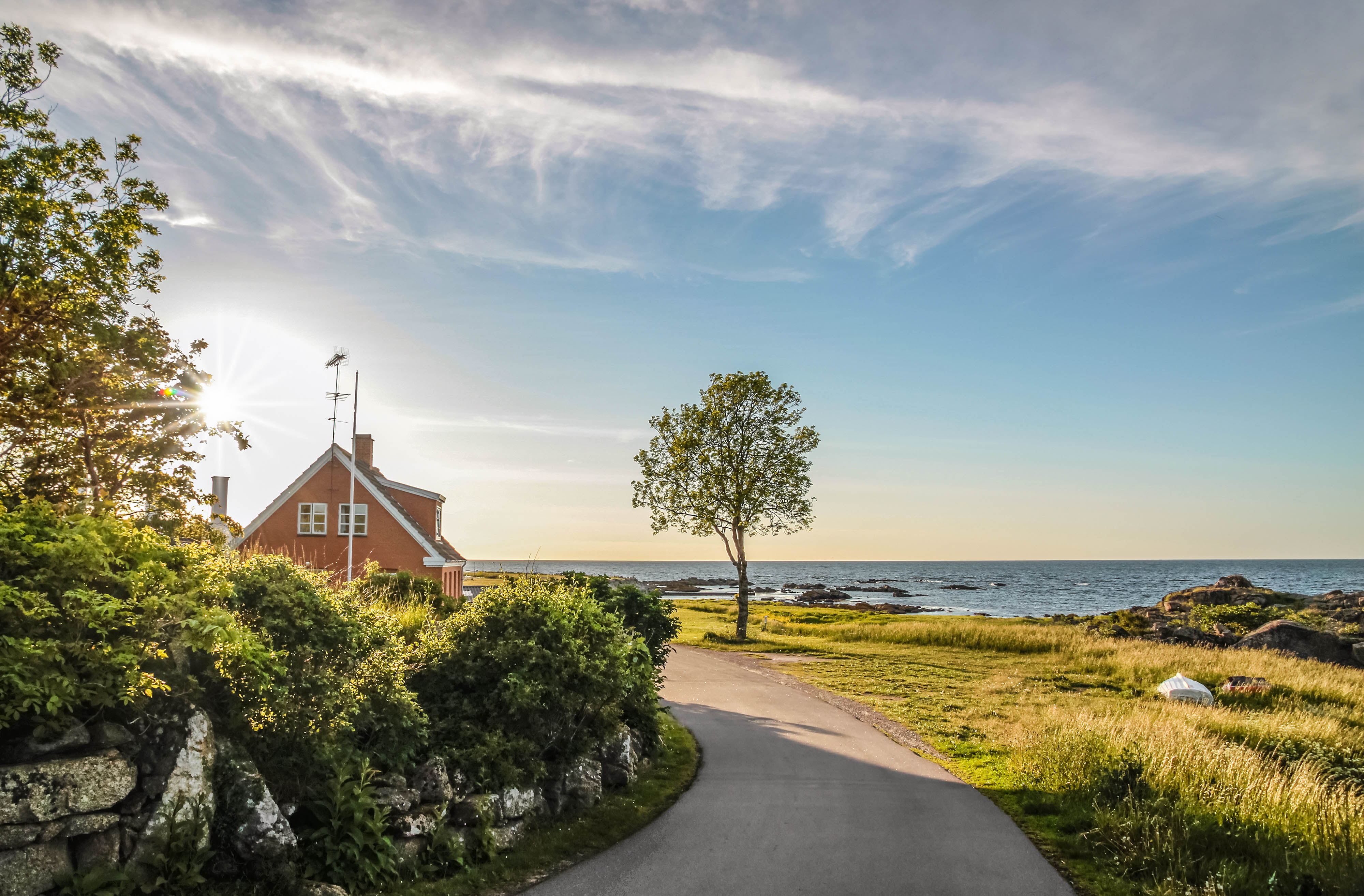 Küstenstraße mit Ferienhaus in Bornholm, Dänemark