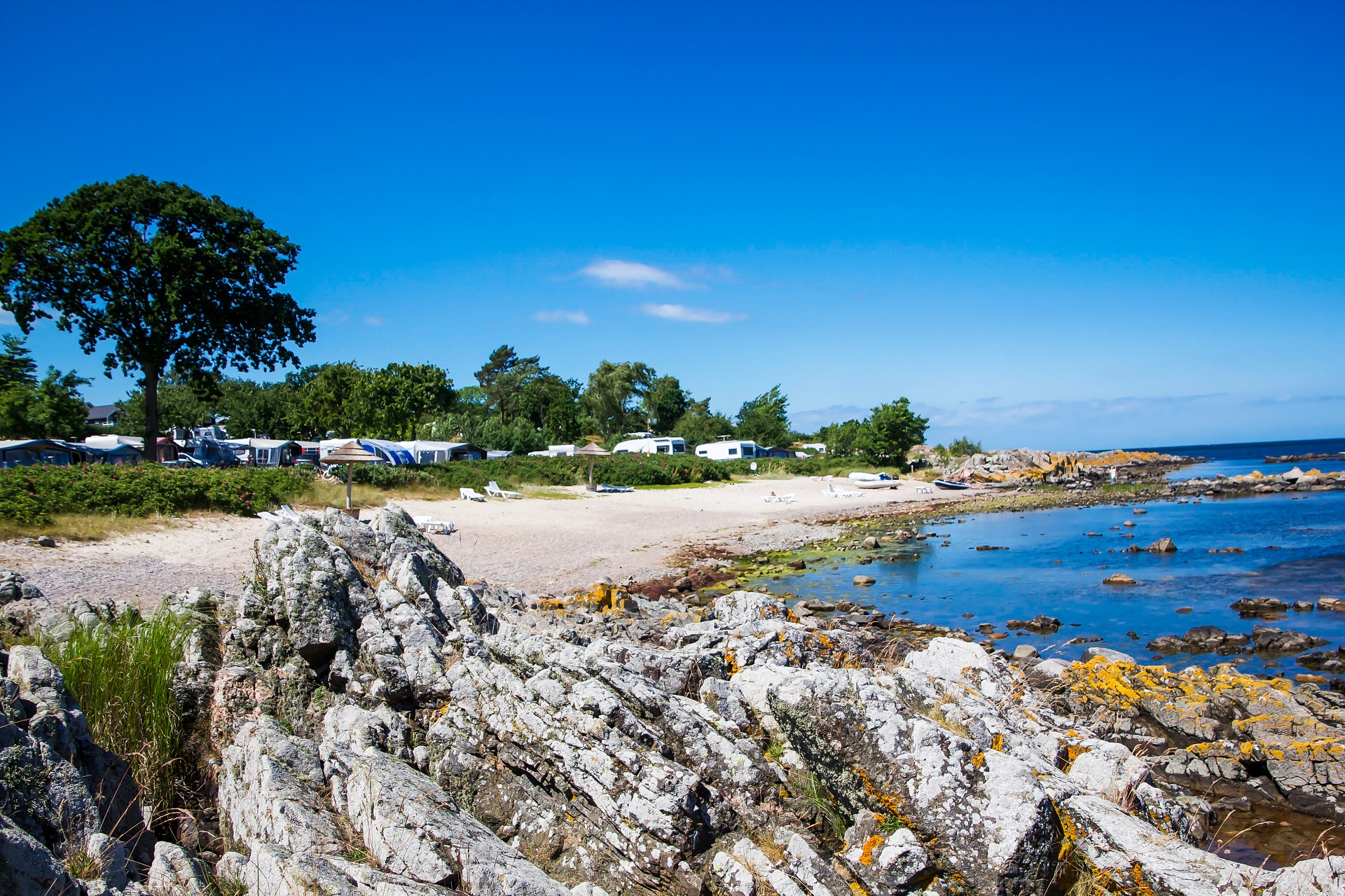 Naturbelassener Strand auf Bornholm.